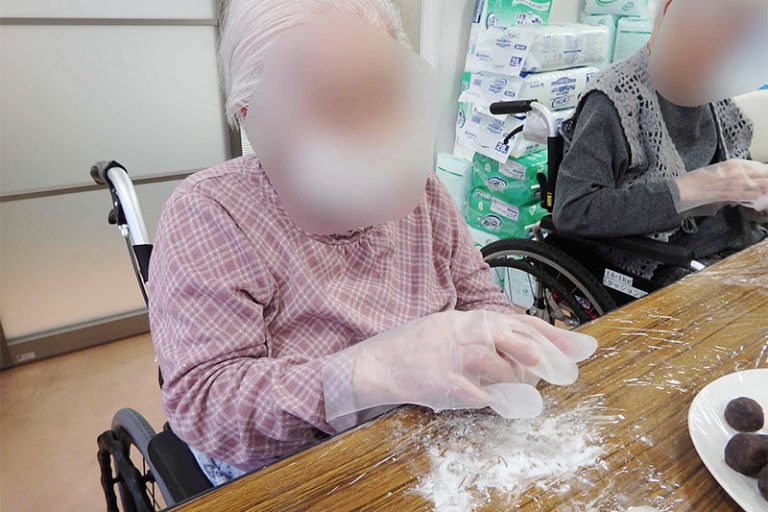 入居者が食べ物を準備・調理している風景。レクリエーション活動の一環